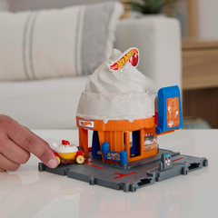 Hot Wheels City Downtown Ice Cream Swirl Playset and Toy Car