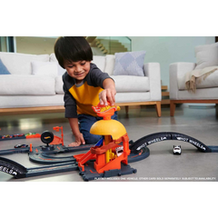 Hot Wheels City Downtown Burger Blitz Drive-thru Playset and Toy Car